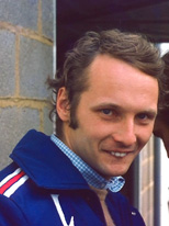 Niki Lauda, um dos campeões mundiais de F1, foi campeão nos anos de 1975 e  1984