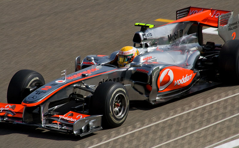 Lewis Hamilton, Piloto de Fórmula 1, em 2010 - wikipedia - Andrew Griffith
