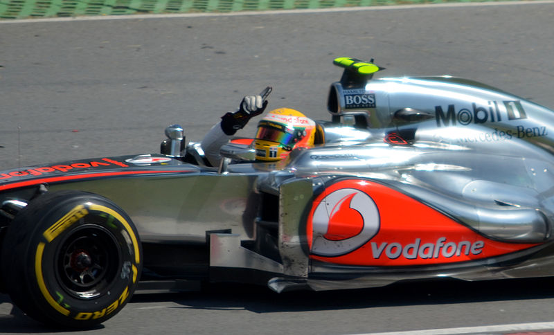 Lewis Hamilton, Piloto de Fórmula 1, em 2012 - wikipedia - Nic Redhead 