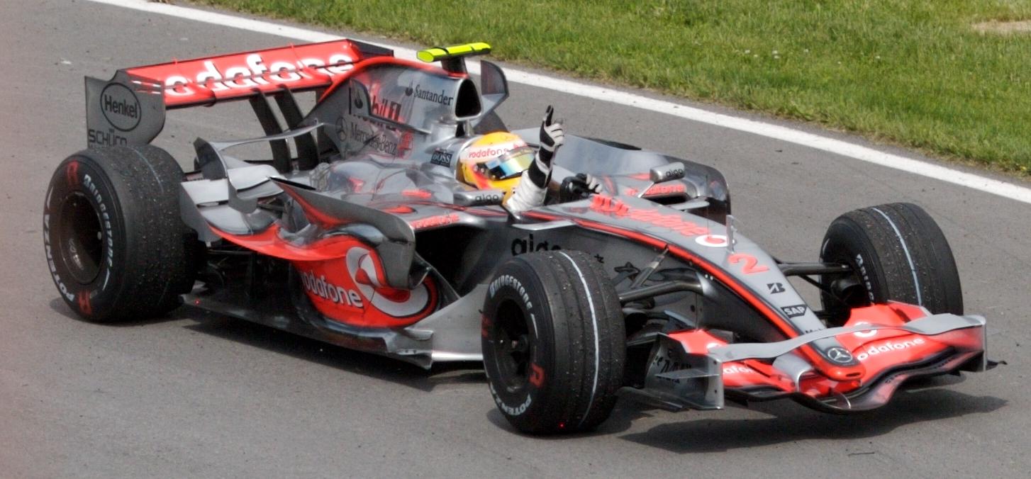 Lewis Hamilton, Piloto de Fórmula 1, em 2007 - wikipedia - Mark McArdle - 2007 