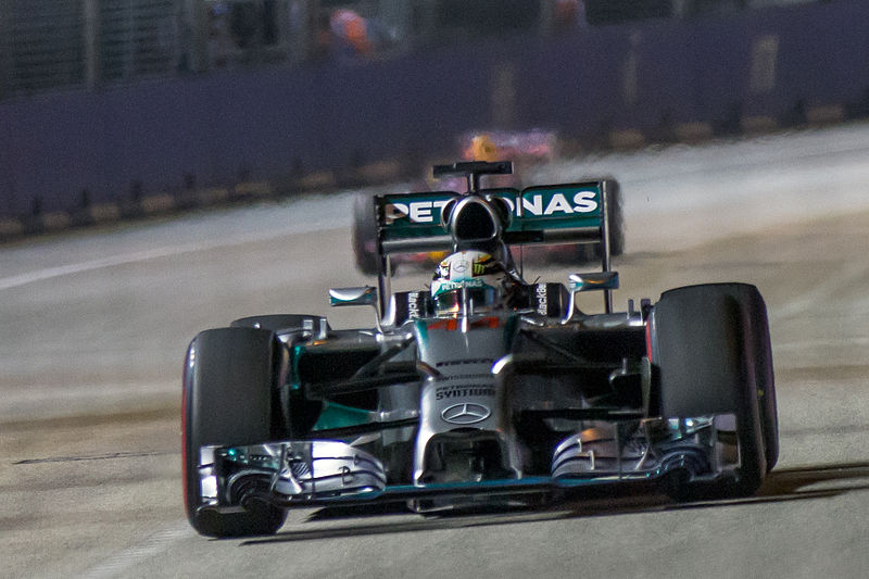 Lewis Hamilton, Piloto de Fórmula 1, em 2014 - wikipedia - Morio 
