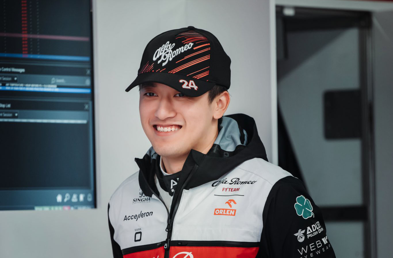 Zhou Guanyu piloto da F1 em 2024. Foto By Zhou Guanyu Piloto na Fórmula 1