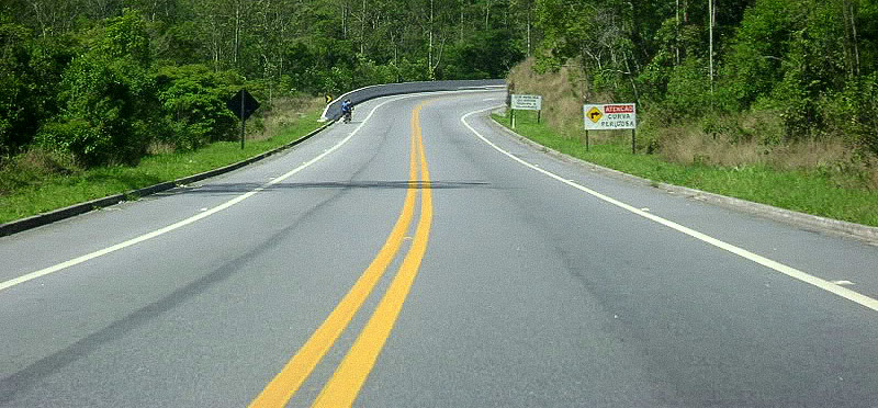 Entrada de uma curva na rodovia Mogi-Bertioga - by Caco Bianchi